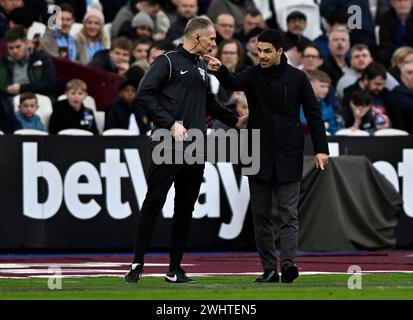 Londres, Royaume-Uni. 11 février 2024. Mikel Arteta (manager d'Arsenal) s'entretient avec Graham Scott (4e officiel) lors du match de West Ham vs Arsenal premier League au London Stadium Stratford. Cette image est RÉSERVÉE à UN USAGE ÉDITORIAL. Licence exigée du Football DataCo pour toute autre utilisation. Crédit : MARTIN DALTON/Alamy Live News Banque D'Images