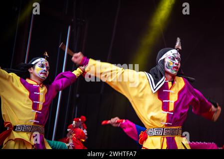 Londres, Royaume-Uni. 11 février 2024. Des danseurs vêtus de costumes se produisent pendant le nouvel an chinois 2024 - année du Dragon à Trafalgar Square. Le nouvel an chinois, également connu sous le nom de célébration du nouvel an lunaire, a été une représentation spectaculaire à Trafalgar Square. (Photo de Loredana Sangiuliano/SOPA images/Sipa USA) crédit : Sipa USA/Alamy Live News Banque D'Images