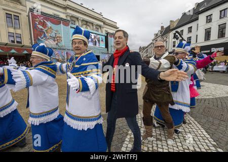 Aalst, Belgique. 11 février 2024. Le premier ministre Alexander de Croo et le ministre flamand des Finances, du budget et du logement Matthias Diependaele photographiés lors de la parade annuelle du carnaval dans les rues d’Aalst, dimanche 11 février 2024, à partir de dimanche avec le soi-disant Zondagsstoet. BELGA PHOTO NICOLAS MAETERLINCK crédit : Belga News Agency/Alamy Live News Banque D'Images