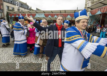 Aalst, Belgique. 11 février 2024. Le ministre flamand des Finances, du budget et du logement Matthias Diependaele et le premier ministre Alexander de Croo photographiés lors du défilé annuel du carnaval dans les rues d’Aalst, dimanche 11 février 2024, à partir de dimanche avec le soi-disant Zondagsstoet. BELGA PHOTO NICOLAS MAETERLINCK crédit : Belga News Agency/Alamy Live News Banque D'Images