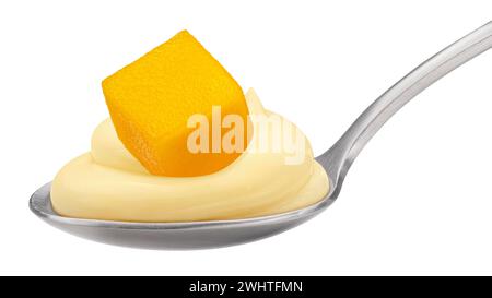 Cuillère de yaourt aux fruits et morceau de mangue isolé sur fond blanc Banque D'Images