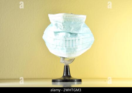 Sauvez le monde du virus Corona. Le monde a besoin de protéger le globe terrestre avec un masque facial. concept de pandémie covid 19 Banque D'Images