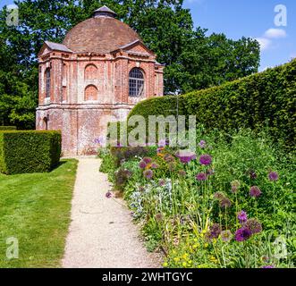 Maison d'été dans le jardin à la Vyne avec son toit en dôme inhabituel - Hampshire UK Banque D'Images