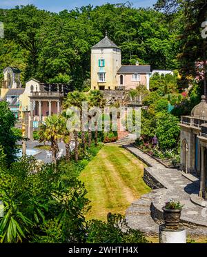 Portmeirion au nord du pays de Galles Royaume-Uni - village de fantaisie italiané créé par l'architecte Sir Clough Willams-Ellis maintenant une attraction touristique populaire Banque D'Images