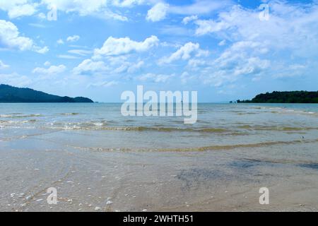 Belle vue sur la mer depuis un banc de sable au milieu de l'eau Banque D'Images