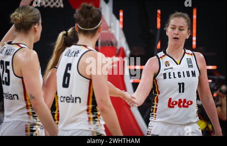 Anvers, Belgique. 11 février 2024. La belge Emma Meesseman célèbre lors d'un match de basket-ball entre l'équipe nationale belge féminine 'The Belgian Cats' et le Nigeria, dimanche 11 février 2024 à Anvers, lors du tournoi de qualification de basket-ball féminin FIBA pour les Jeux olympiques d'été de 2024 à Paris, France. BELGA PHOTO VIRGINIE LEFOUR crédit : Belga News Agency/Alamy Live News Banque D'Images