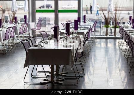 Tables de restaurant intérieures prêtes pour le service Banque D'Images