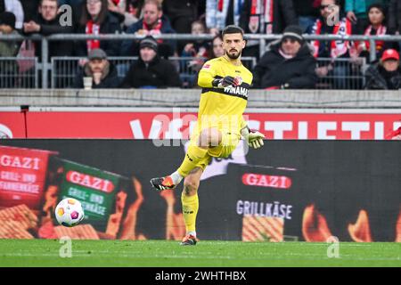 Stuttgart, Allemagne. 11 février 2024. Football, Bundesliga, VfB Stuttgart - FSV Mainz 05, Journée 21, MHPArena. Le gardien de but de Stuttgart Fabian Bredlow en action. Crédit : Harry Langer/dpa - REMARQUE IMPORTANTE : conformément aux règlements de la DFL German Football League et de la DFB German Football Association, il est interdit d'utiliser ou de faire utiliser des photographies prises dans le stade et/ou du match sous forme d'images séquentielles et/ou de séries de photos de type vidéo./dpa/Alamy Live News Banque D'Images