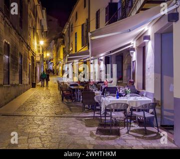 Scène de rue nocturne avec dîners en plein air devant un restaurant dans la ville de Soller dans les montagnes Tramuntana de Majorque en Espagne Banque D'Images