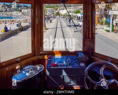 Vue depuis le Ferrocarril de Soller un train en bois vintage transportant des touristes et des habitants de Soller à la plage de Port de Soller à Majorque en Espagne Banque D'Images