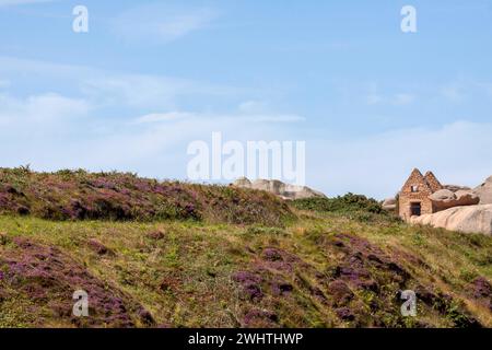 Ruine d'un vieux magasin de poudre (poudre à canon), chemin des douaniers, chemin des douaniers près de Ploumanach, Côte de granit Rose, Bretagne, France, EUR Banque D'Images