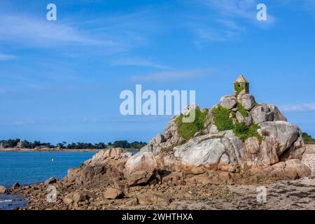 Rocher de la Sentinelle, garde-côtes sur le rocher, Port blanc, Penvenan, Côtes-d'Armor, Bretagne,France Banque D'Images