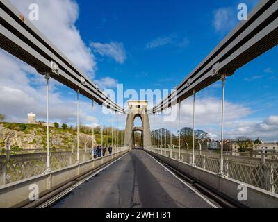 Route et tour est du pont suspendu de Clifton enjambant la rivière Avon à Bristol au Royaume-Uni Banque D'Images