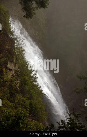 WA25059-00...WASHINGTON - Une vue de jour brumeuse des Middle Wallace Falls de la Wallace River dans le parc national de Wallace Falls. Banque D'Images