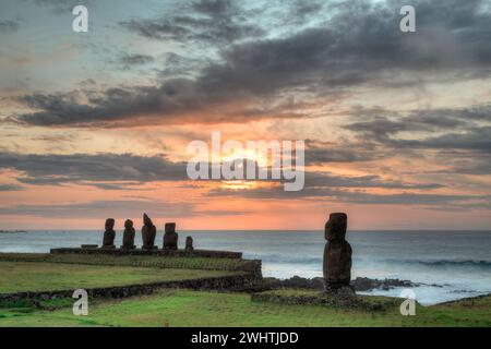 Moais à Tahai au coucher du soleil, Rapa Nui, île de Pâques Banque D'Images