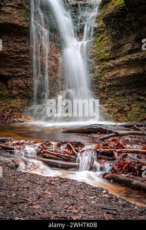 La cascade dans la forêt de Rautal à Burschenplatz en hiver, Iéna, Thuringe, Allemagne Banque D'Images