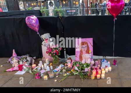 Un an après le meurtre brutal de Brianna Ghey qui a été poignardée à mort dans Culcheth Linear Park, Warrington Town a tenu une veillée dans le centre-ville où des centaines de personnes sont venues rendre hommage et se souvenir de l'événement triste et tragique Credit : John Hopkins/Alamy Live News Banque D'Images