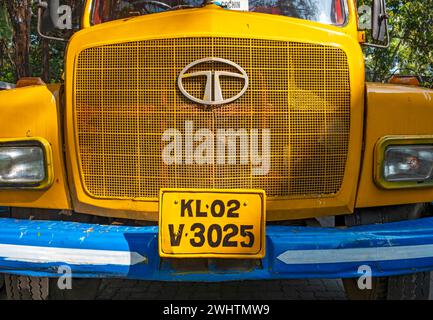 Une vue détaillée du capot avant du vieux camion Tata coloré, Fort Kochi, Cochin, Kerala, Inde Banque D'Images