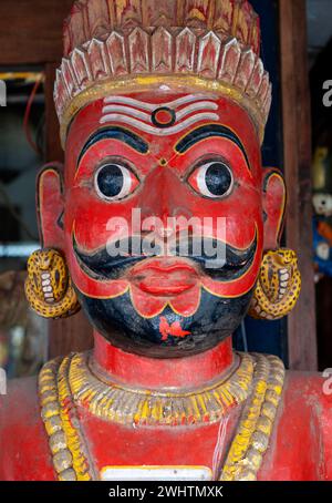 Un gros plan d'une statue traditionnelle à face rouge d'un homme avec une moustache, Matancherry, Juif Town, Cochin, Kerala, Inde Banque D'Images