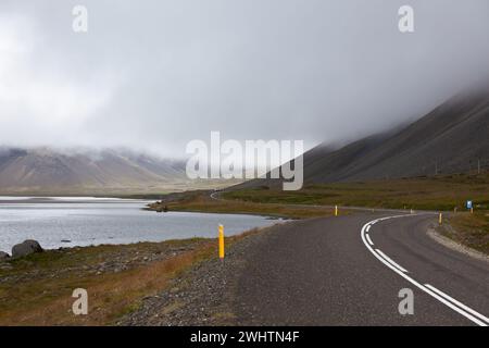 Autoroute à travers l'Islande paysage à jour brumeux Banque D'Images