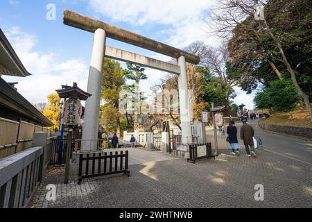 Tokyo, Japon. Janvier 2024. Vue extérieure des portes Torii au temple shinto du sanctuaire Gojoten au parc Ueno dans le centre-ville Banque D'Images