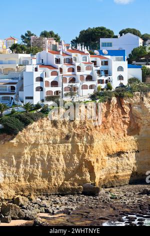 Village balnéaire sur une falaise surplombant l'océan au Portugal Banque D'Images