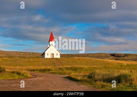 Église islandaise rurale typique sous un ciel bleu d'été Banque D'Images