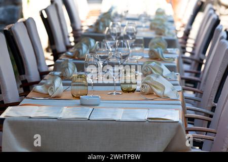 Tables de restaurant confortables prêtes pour le service Banque D'Images