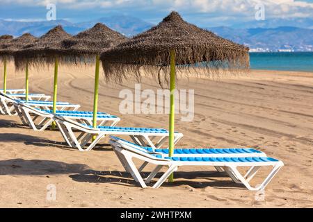 Ligne de parasols à Spanish Sand Beach Banque D'Images