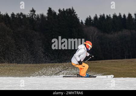 10 février 2024, Orlicke Zahori, République tchèque, République tchèque : les stations de ski non seulement en Tchéquie sont aux prises avec un manque de neige. Sur la photo est la station de ski nouvellement ouverte à Orlicke Zahori dans les Orlicke Mountains.Pictured est un skieur à cheval sur les pistes. (Crédit image : © Michal Fanta/ZUMA Press Wire) USAGE ÉDITORIAL SEULEMENT! Non destiné à UN USAGE commercial ! Banque D'Images