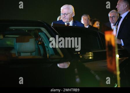 Larnaka, Chypre. 11 février 2024. Le président fédéral Frank-Walter Steinmeier arrive à l'aéroport de Larnaca et monte dans une limousine. 20 ans après l'adhésion du pays à l'Union européenne (UE) et 50 ans après la division de facto de l'île, le président Steinmeier est le premier président allemand à visiter le pays de la Méditerranée orientale. Crédit : Bernd von Jutrczenka/dpa/Alamy Live News Banque D'Images