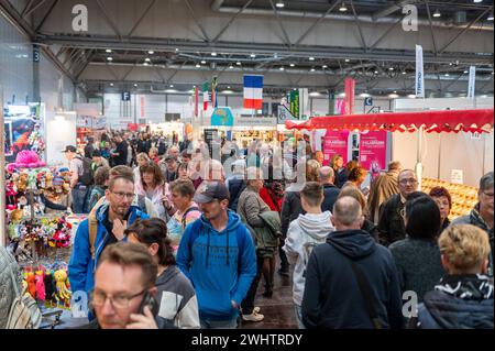 Leipzig - Tausnde Besucher am ersten Wochenende : 750 Aussteller zeigen sich BEI der Messe HAUS-GARTEN-FREIZEIT 11.02.2024 gegen 11 Uhr Leipzig, Leipziger Messe Vom 10. bis 18. Februar 2024 zeigen sich BEI der HAUS-GARTEN-FREIZEIT und der mitteldeutsche handwerksmesse wieder rund 750 Aussteller in drei Messehallen. Neun Tage lang wird aus der Leipziger Messe eine bunte Inspirationslandschaft mit Trends für Heim und Garten, jeder Menge Genuss sowie Handwerk zum Anfassen. Die mitteldeutsche handwerksmesse feiert mit ihrer 25. Auflage das Silberjubiläum. Außerdem ermöglicht die Tageskarte am erste Banque D'Images