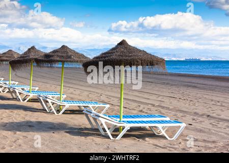 Ligne de parasols à Spanish Sand Beach Banque D'Images