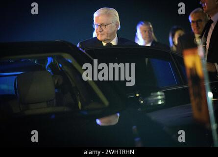 Larnaka, Chypre. 11 février 2024. Le président fédéral Frank-Walter Steinmeier arrive à l'aéroport de Larnaca et monte dans une limousine. 20 ans après l'adhésion du pays à l'Union européenne (UE) et 50 ans après la division de facto de l'île, le président Steinmeier est le premier président allemand à visiter le pays de la Méditerranée orientale. Crédit : Bernd von Jutrczenka/dpa/Alamy Live News Banque D'Images