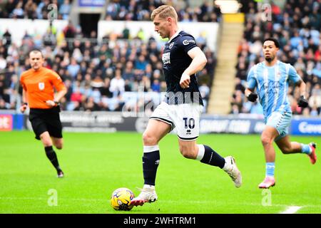 Zian Flemming (10 Millwall) se lance dans le match du Sky Bet Championship entre Coventry City et Millwall à la Coventry Building Society Arena, Coventry, le dimanche 11 février 2024. (Photo : Kevin Hodgson | mi News) crédit : MI News & Sport /Alamy Live News Banque D'Images