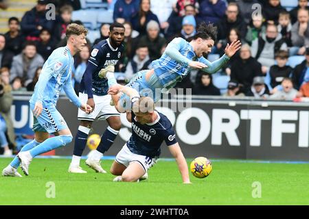 Callum OHare (10 Coventry City) challenge par Zian Flemming (10 Millwall) lors du match Sky Bet Championship entre Coventry City et Millwall à la Coventry Building Society Arena, Coventry le dimanche 11 février 2024. (Photo : Kevin Hodgson | mi News) crédit : MI News & Sport /Alamy Live News Banque D'Images