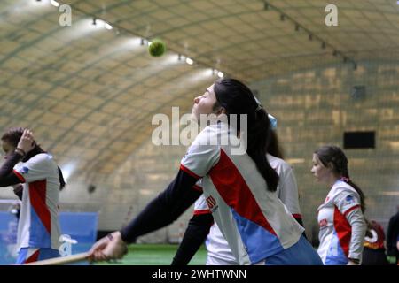 Saint-Pétersbourg, Russie. 11 février 2024. Les filles concourent pendant le préparé Coupe du Gouverneur de Pétersbourg en Mini lapta 2024. Crédit : SOPA images Limited/Alamy Live News Banque D'Images