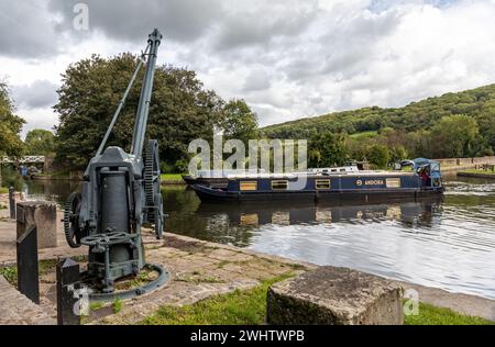 Grue de bateau en fer classée grade II sur le canal Kennet et Avon à l'aqueduc de Dundas / Wharf, Somerset, Angleterre, Royaume-Uni Banque D'Images