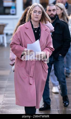 Esther Ghey, la mère de Brianna Ghey, 16 ans assassinée, arrive à une veillée à Golden Square, Warrington, pour marquer le premier anniversaire de la mort de sa fille. Date de la photo : dimanche 11 février 2024. Banque D'Images