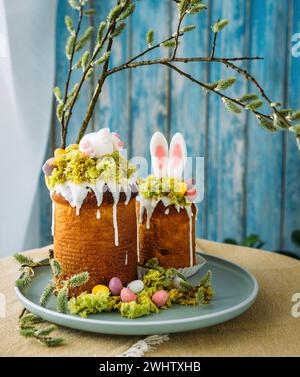 Paska - le pain sucré de la veille de Pâques avec glaçage décoré avec la vie de 'son' agréable. Dessert populaire pendant les vacances de Pâques orthodoxes de l'est. Ancien Banque D'Images