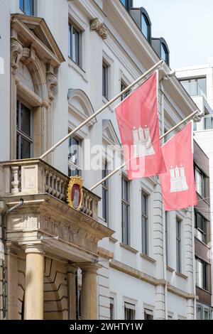 Ancien bâtiment à la rue Neuer Wall avec drapeau de la ville de Hambourg. Banque D'Images