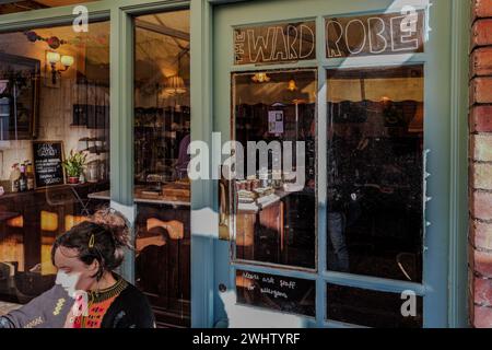 King's Yard Street Market, Pontcanna, Cardiff. Marché fermier, pop-ups, arts, artisanat, nourriture. Concept retail, artisan. The Wardrobe Coffee Shop. Banque D'Images