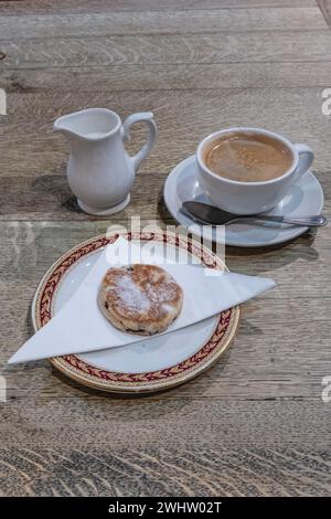 Gâteau gallois avec une théière. Thé traditionnel au pays de Galles. Culture galloise. Tradition galloise. Nourriture et boissons au pays de Galles. Pic Ar y maen celtique Banque D'Images