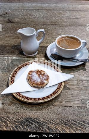 Gâteau gallois avec une théière. Thé traditionnel au pays de Galles. Culture galloise. Tradition galloise. Nourriture et boissons au pays de Galles. Pic Ar y maen celtique Banque D'Images