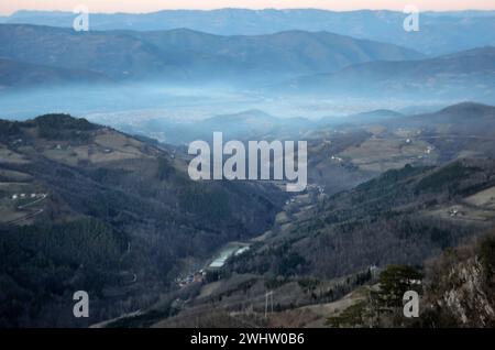 Une vue aérienne à couper le souffle d'une vallée envoûtante remplie de nuages Banque D'Images