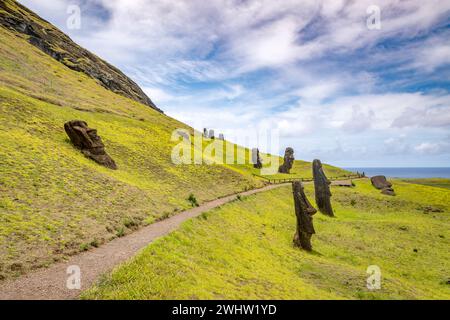 Moais dans la carrière de Rano Raraku, à Rapa Nui, île de Pâques Banque D'Images