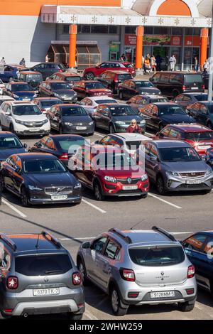 Biélorussie, Minsk - 06 octobre 2023 : rangées de voitures dans le parking Banque D'Images