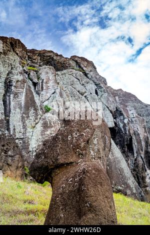 Moais dans la carrière de Rano Raraku, à Rapa Nui, île de Pâques Banque D'Images