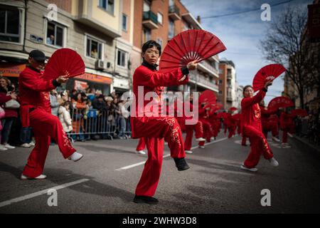 Madrid, Espagne. 11 février 2024. Les danseurs ont vu agiter les fans tout en divertissant le public pendant la parade du nouvel an chinois dans le quartier UserA. Cette année encore, le quartier Madrid d'UserA, avec un grand nombre de résidents d'origine chinoise, célèbre le nouvel an chinois du Dragon ce matin à travers ses rues principales. Crédit : SOPA images Limited/Alamy Live News Banque D'Images