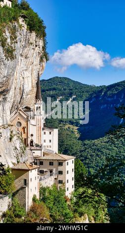 Sanctuaire de Madonna della Corona à Ferrara di Monte Baldo - Spiazzi / Italie Banque D'Images